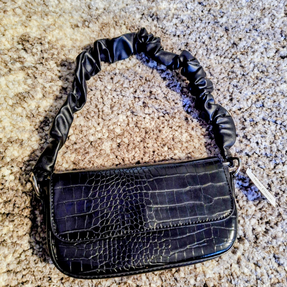 Elegant Black Croc-Embossed Women's Bag